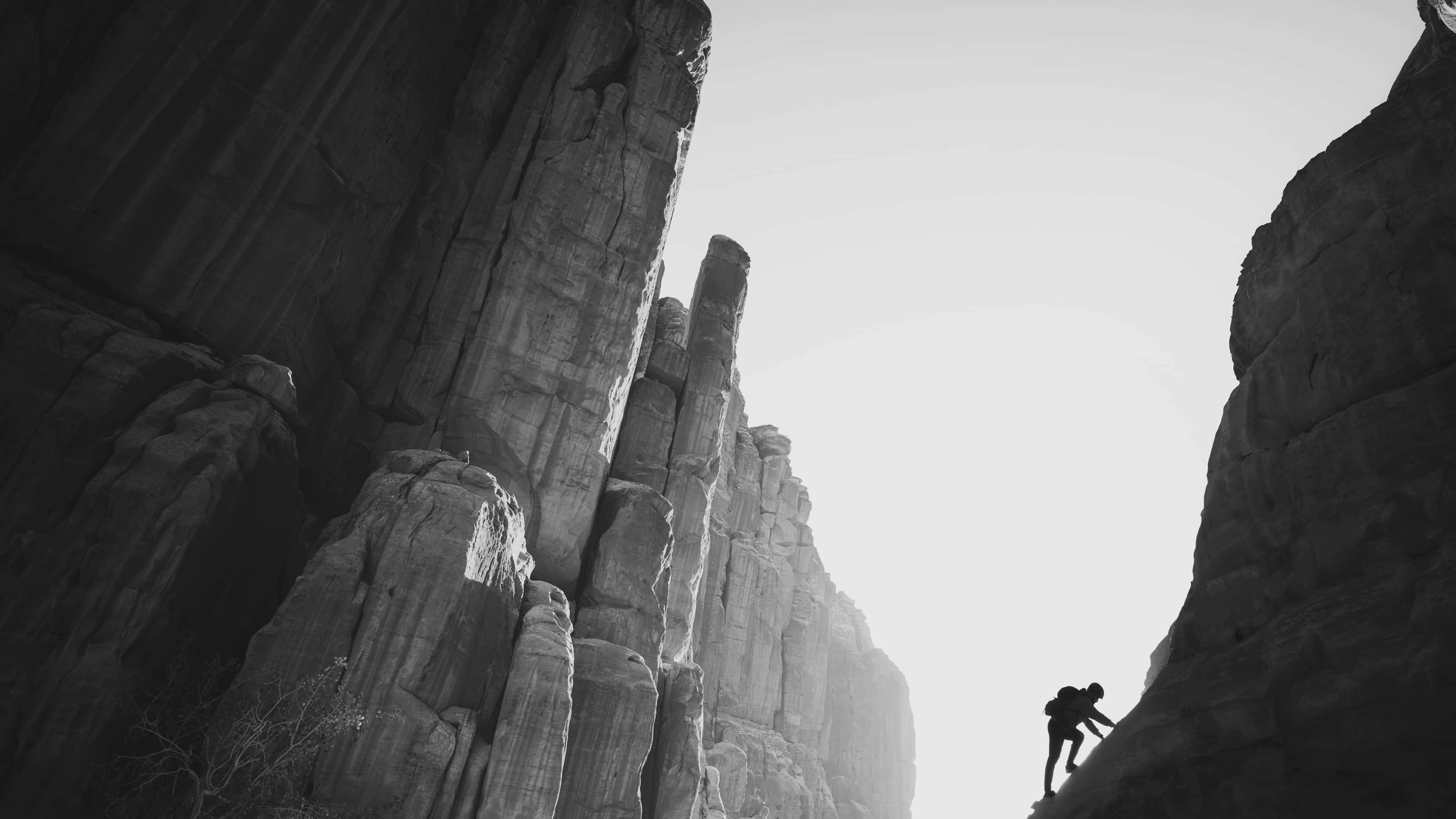 A graphic illustrating the Vaporesso XROS 4 NANO's 1350mAh battery. As the best mtl pod vape for longevity, it offers up to 4 days of use and fast charging, making it a top mouth to lung vape kit for 2025.